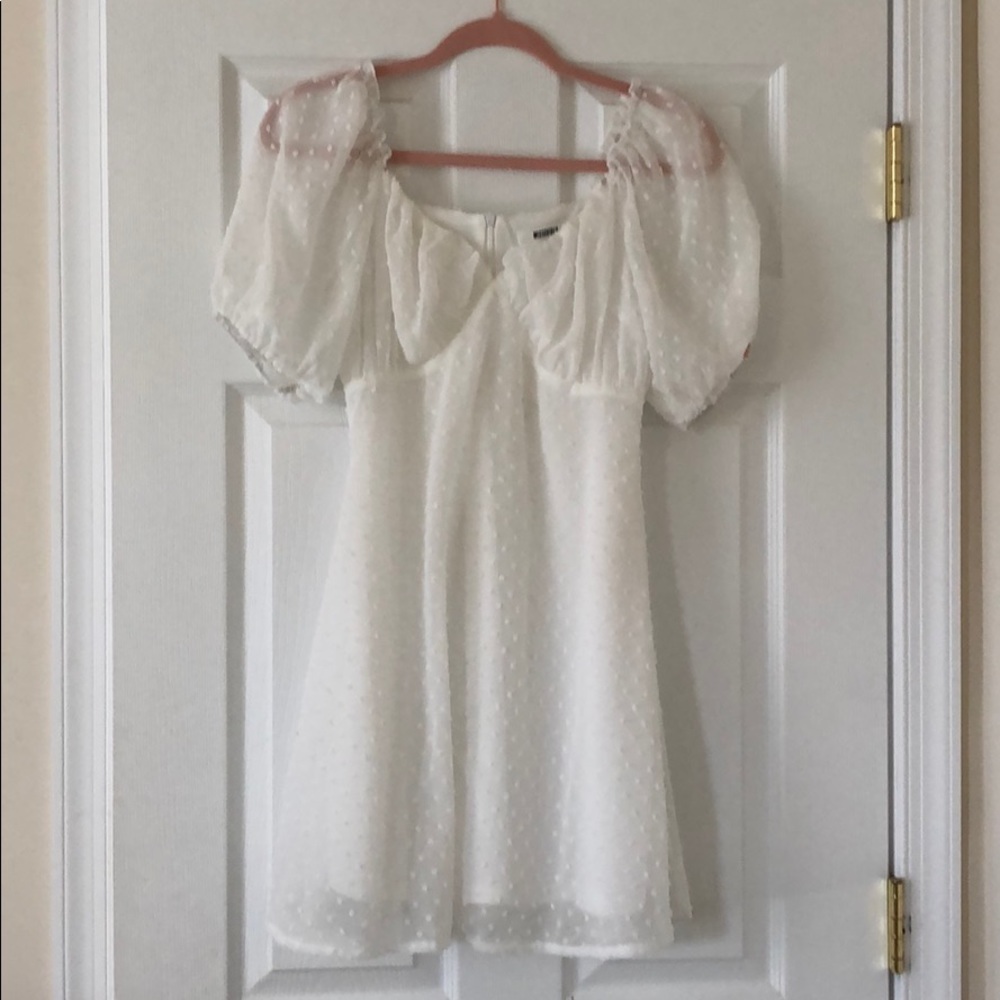 Pristine white dress with puff sleeves